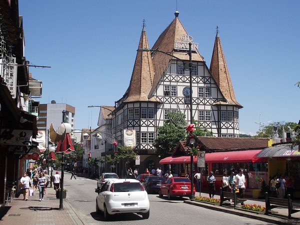Prédio de estilo germânico com torre de relógio no centro de Blumenau.