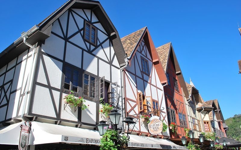 Casas em estilo enxaimel do Parque Vila Germânica, em Blumenau, com vigas de madeira escura aparentes.