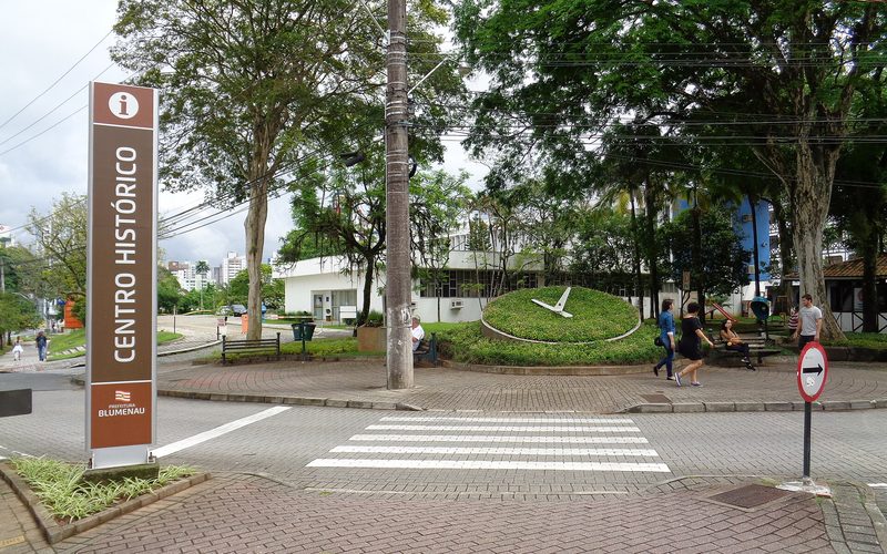 Rua de Blumenau com construções de estilo alemão e vigas de madeira aparentes.