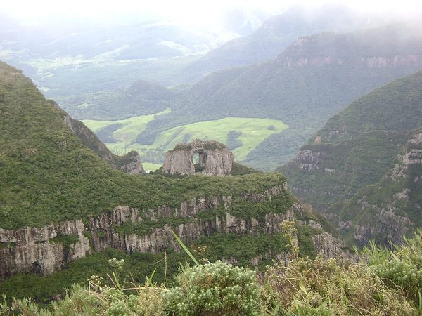 Formação rochosa Pedra Furada vista do alto do Morro da Igreja, em Urubici.
