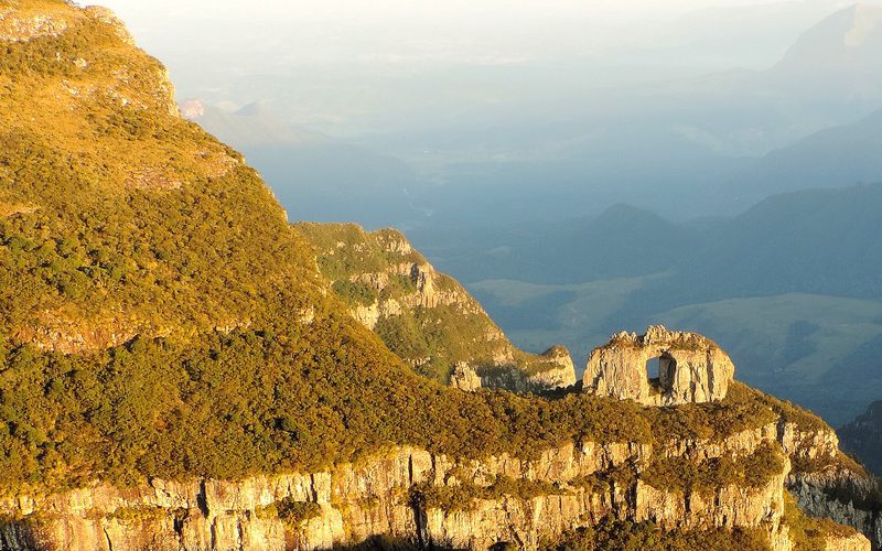 Formação rochosa no alto de um morro cercado por campos de altitude, em Urubici.